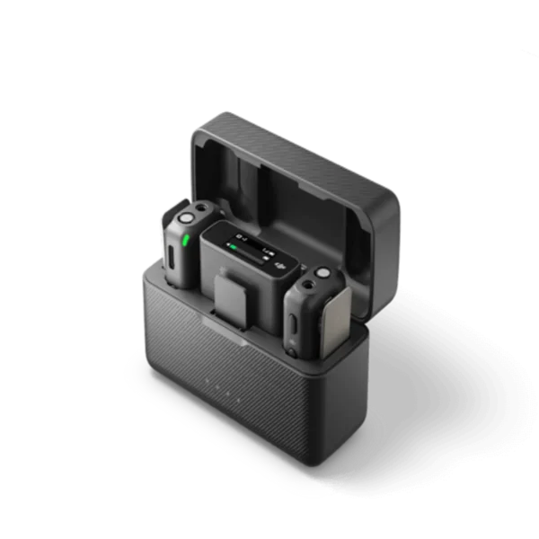 DJI Mic sistema de micrófono inalámbrico profesional para grabación de audio clara y de alta calidad. DJI Mic compacto y portátil ideal para creadores de contenido, entrevistas y grabación de video. Micrófono inalámbrico DJI Mic con conexión estable y excelente captura de voz en exteriores e interiores. DJI Mic compatible con cámaras, smartphones y equipos de grabación profesional para producción audiovisual. Sistema DJI Mic con estuche de carga y transmisión inalámbrica de largo alcance para streaming y vlogging.