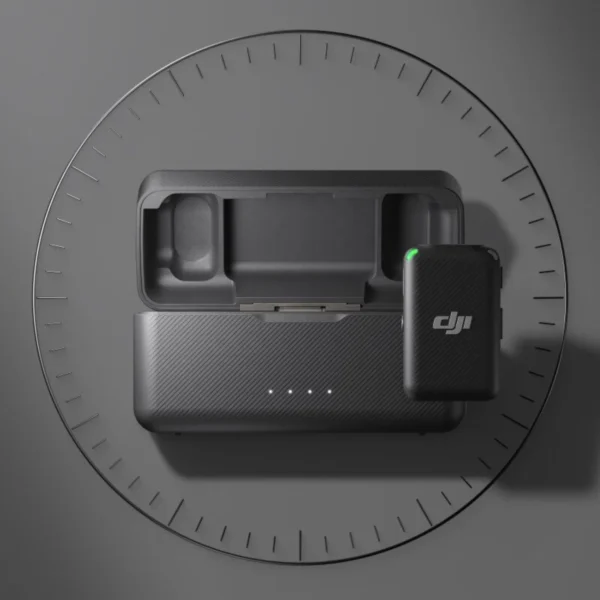 DJI Mic sistema de micrófono inalámbrico profesional para grabación de audio clara y de alta calidad. DJI Mic compacto y portátil ideal para creadores de contenido, entrevistas y grabación de video. Micrófono inalámbrico DJI Mic con conexión estable y excelente captura de voz en exteriores e interiores. DJI Mic compatible con cámaras, smartphones y equipos de grabación profesional para producción audiovisual. Sistema DJI Mic con estuche de carga y transmisión inalámbrica de largo alcance para streaming y vlogging.