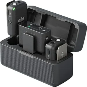 DJI Mic sistema de micrófono inalámbrico profesional para grabación de audio clara y de alta calidad. DJI Mic compacto y portátil ideal para creadores de contenido, entrevistas y grabación de video. Micrófono inalámbrico DJI Mic con conexión estable y excelente captura de voz en exteriores e interiores. DJI Mic compatible con cámaras, smartphones y equipos de grabación profesional para producción audiovisual. Sistema DJI Mic con estuche de carga y transmisión inalámbrica de largo alcance para streaming y vlogging.