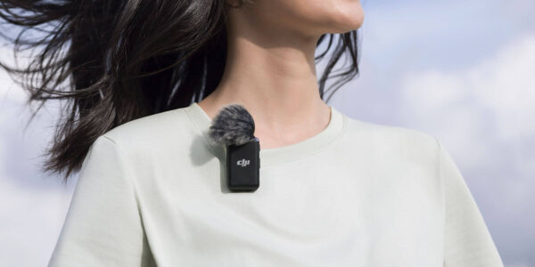 DJI Mic sistema de micrófono inalámbrico profesional para grabación de audio clara y de alta calidad. DJI Mic compacto y portátil ideal para creadores de contenido, entrevistas y grabación de video. Micrófono inalámbrico DJI Mic con conexión estable y excelente captura de voz en exteriores e interiores. DJI Mic compatible con cámaras, smartphones y equipos de grabación profesional para producción audiovisual. Sistema DJI Mic con estuche de carga y transmisión inalámbrica de largo alcance para streaming y vlogging.