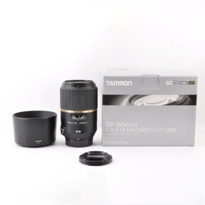 Lente amron SP 90 mm f/2.8 Di VC USD Macro (Nikon F). Telemacro profesional con estabilizador de imagen (VC) y enfoque rápido, captura sujetos a tamaño real (1:1). Perfecto para primeros planos de insectos, flores o detalle de productos con fondo uniformemente difuminado.