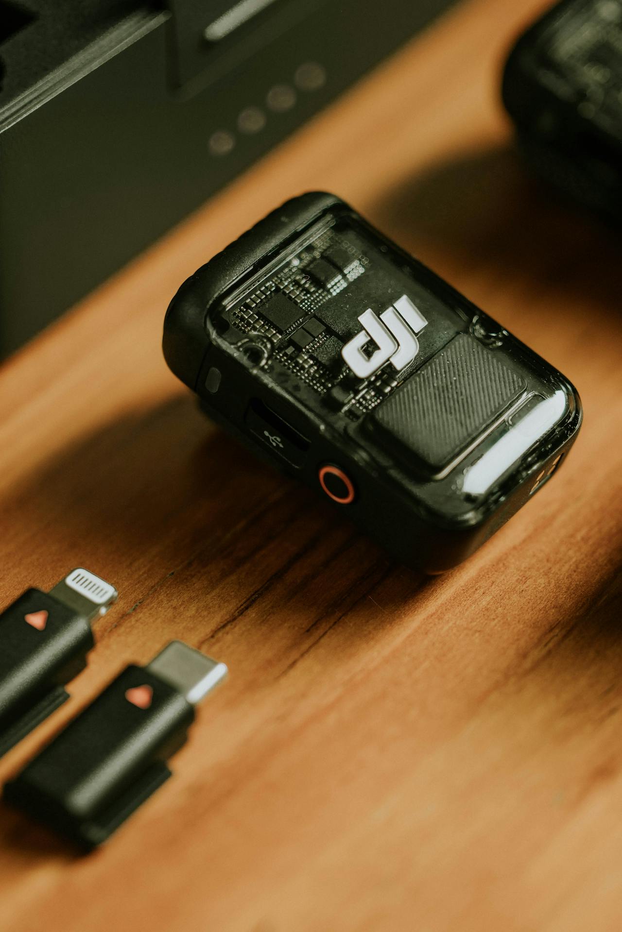 istema de micrófonos inalámbricos DJI Mic (2 transmisores + 1 receptor). Alcance hasta 250 m y audio profesional nítido, con memoria interna para respaldo. Ideal para entrevistas en vídeo, grabaciones en movimiento y vlogging sin ruidos de viento.