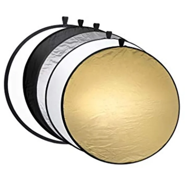 Flex Reflector redondo 110 cm 5 en 1 para fotografía profesional y control de iluminación en estudio. Reflector 5 en 1 de 110 centímetros con superficies dorada, plateada, blanca, negra y difusora. Flex Reflector circular 110 cm ideal para retratos, fotografía de producto y grabación de video. Reflector fotográfico portátil 5 en 1 con diseño plegable y fácil transporte para sesiones profesionales. Flex Reflector 110 cm compatible con iluminación de estudio y fotografía en exteriores e interiores.