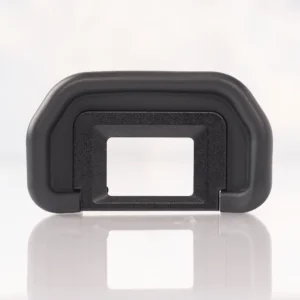 Ocular Canon Eyecup Eb de goma negra compatible con cámaras DSLR Canon EOS 70D, 80D y 90D. Vista de perfil mostrando el marco de plástico y el borde de silicona suav