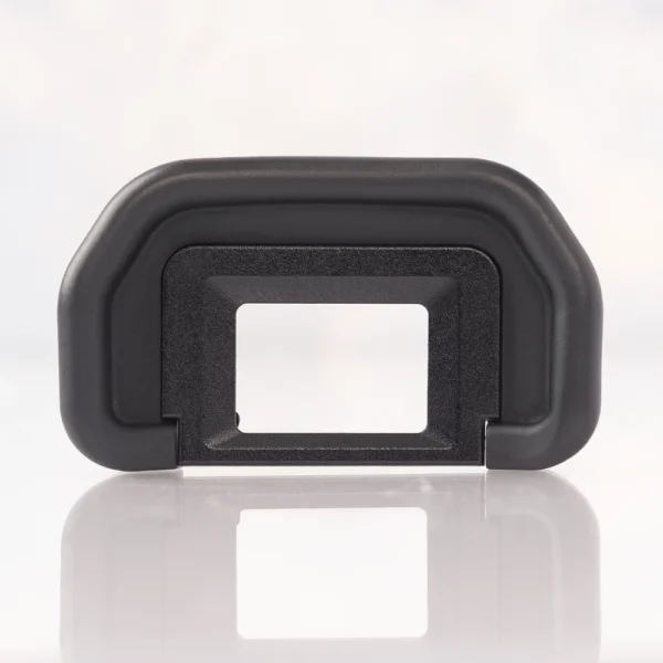Ocular Canon Eyecup Eb de goma negra compatible con cámaras DSLR Canon EOS 70D, 80D y 90D. Vista de perfil mostrando el marco de plástico y el borde de silicona suav