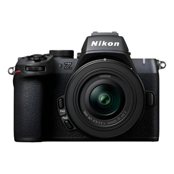 Nikon Z50 II con lente 16–50 mm VR (APS-C, 20.9 MP). Mirrorless con AF inteligente de sujetos (personas, aves, autos) y vari-angle LCD. Vídeo 4K/60p, disparo continuo 30 fps. Ideal para foto de viajes y vídeo diario por su ligereza y enfoque eficaz.