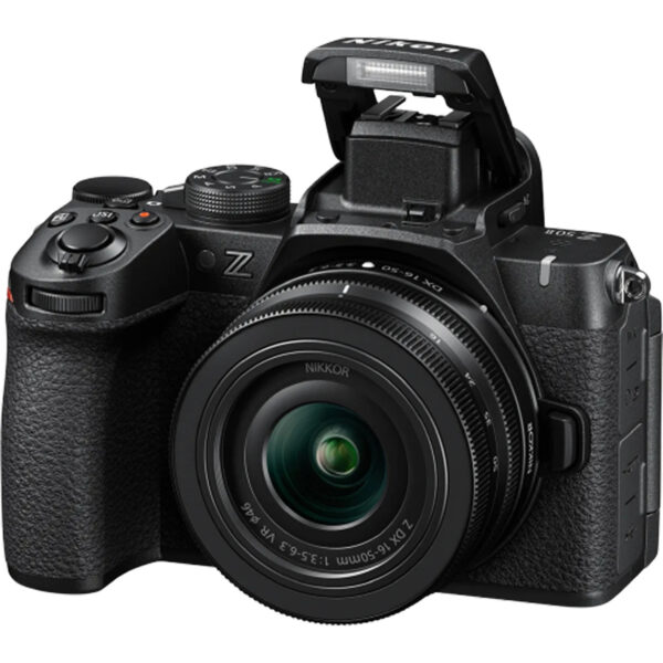 Nikon Z50 II con lente 16–50 mm VR (APS-C, 20.9 MP). Mirrorless con AF inteligente de sujetos (personas, aves, autos) y vari-angle LCD. Vídeo 4K/60p, disparo continuo 30 fps. Ideal para foto de viajes y vídeo diario por su ligereza y enfoque eficaz.