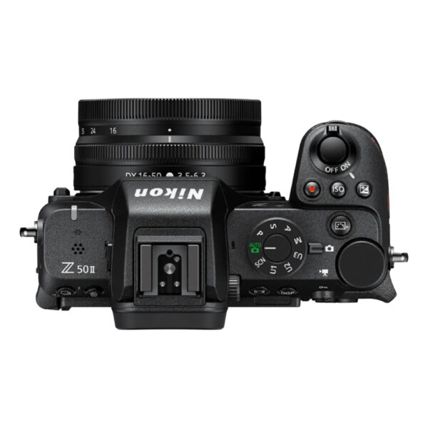 Nikon Z50 II con lente 16–50 mm VR (APS-C, 20.9 MP). Mirrorless con AF inteligente de sujetos (personas, aves, autos) y vari-angle LCD. Vídeo 4K/60p, disparo continuo 30 fps. Ideal para foto de viajes y vídeo diario por su ligereza y enfoque eficaz.