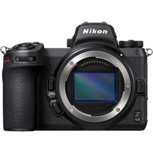 Nikon Z6 II (full-frame, 24.5 MP). Cámara sin espejo con doble procesador, ráfaga de 14 fps y vídeo 4K/60p. Estabilización 5 ejes y doble ranura SD/CFexpress. Ideal para fotografía profesional y video, ofreciendo alto rendimiento y versatilidad.