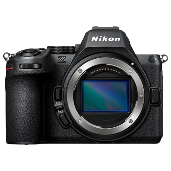 Nikon Z5 II (full-frame, 24.5 MP)【88†L155-L158】. Cámara sin espejo con 5 ejes de estabilización (≈7.5 stops), AF inteligente de 9 tipos de sujeto. Ráfagas de 30 fps y video 4K. Perfecta para fotografía de paisaje, viajes o entornos de poca luz gracias a su sensor full-frame y estabilización.