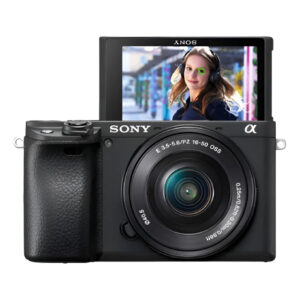 Sony A6400 con lente 16–50 mm (APS-C, 24.2 MP). Mirrorless con AF híbrido y Eye-AF, ráfagas de 11 fps. Graba 4K/30p. Cuerpo compacto sin estabilización interna, pero ideal para fotografía/vídeo en viajes y vlogs por su rapidez y calidad de imagen.