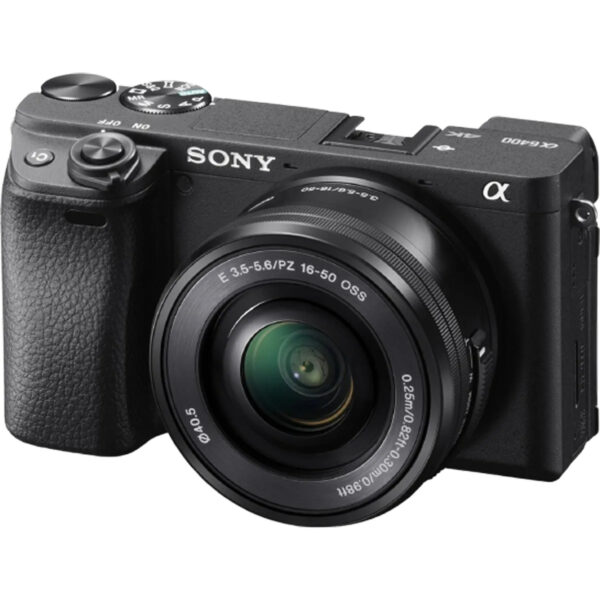 Sony A6400 con lente 16–50 mm (APS-C, 24.2 MP). Mirrorless con AF híbrido y Eye-AF, ráfagas de 11 fps. Graba 4K/30p. Cuerpo compacto sin estabilización interna, pero ideal para fotografía/vídeo en viajes y vlogs por su rapidez y calidad de imagen.