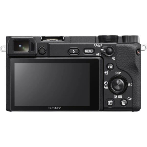 Sony A6400 con lente 16–50 mm (APS-C, 24.2 MP). Mirrorless con AF híbrido y Eye-AF, ráfagas de 11 fps. Graba 4K/30p. Cuerpo compacto sin estabilización interna, pero ideal para fotografía/vídeo en viajes y vlogs por su rapidez y calidad de imagen.