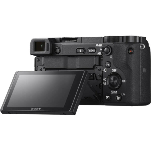 Sony A6400 con lente 16–50 mm (APS-C, 24.2 MP). Mirrorless con AF híbrido y Eye-AF, ráfagas de 11 fps. Graba 4K/30p. Cuerpo compacto sin estabilización interna, pero ideal para fotografía/vídeo en viajes y vlogs por su rapidez y calidad de imagen.