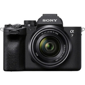 Sony A7 IV (full-frame, 33 MP) con lente 28–70 mm OSS (kit). Sensor BSI-CMOS de 33 MP. AF de 759 puntos con Eye-AF, ráfaga 10 fps, vídeo 4K/60p. Perfecta para foto de retratos y video profesional por su nitidez y enfoque preciso