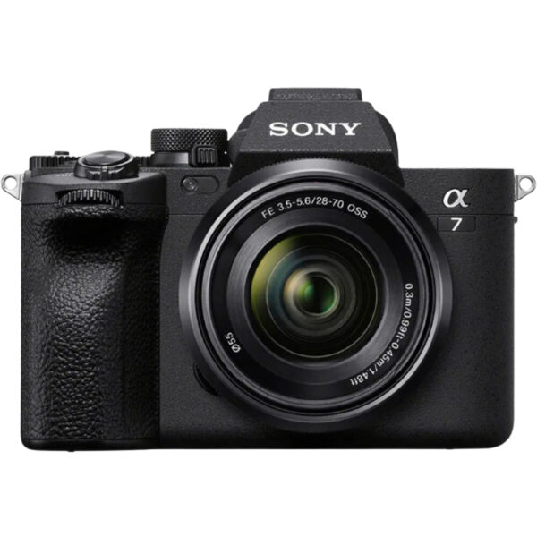 Sony A7 IV (full-frame, 33 MP) con lente 28–70 mm OSS (kit). Sensor BSI-CMOS de 33 MP. AF de 759 puntos con Eye-AF, ráfaga 10 fps, vídeo 4K/60p. Perfecta para foto de retratos y video profesional por su nitidez y enfoque preciso