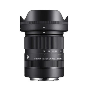 Lente Sigma 18-50 mm f/2.8 DC DN Contemporary (Sony E, APS-C). Zoom estándar luminoso con apertura f/2.8 fija, cubre 27–75 mm equivalentes. Compacto y rápido, perfecto para fotografía de viaje, retratos y vlogs con fondos desenfocados.