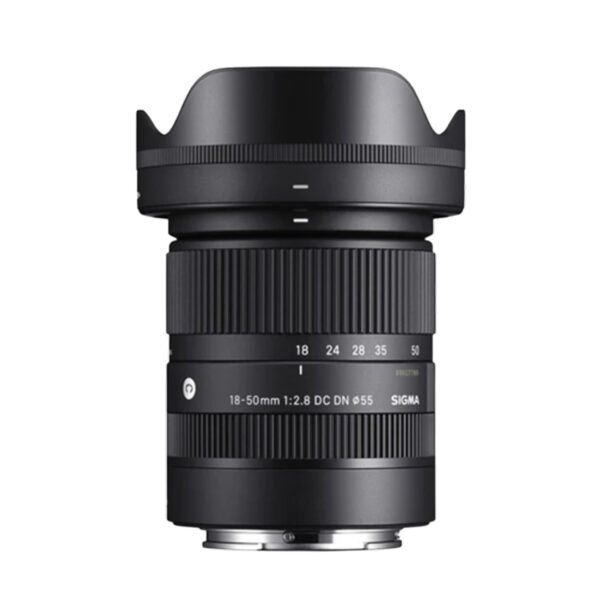 Lente Sigma 18-50 mm f/2.8 DC DN Contemporary (Sony E, APS-C). Zoom estándar luminoso con apertura f/2.8 fija, cubre 27–75 mm equivalentes. Compacto y rápido, perfecto para fotografía de viaje, retratos y vlogs con fondos desenfocados.