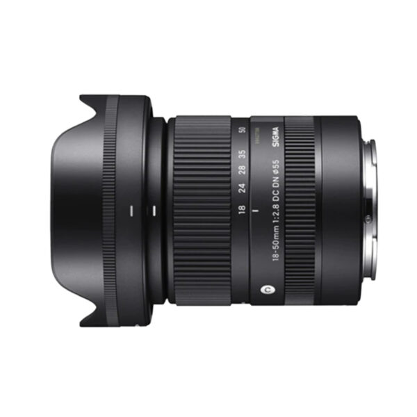 Lente Sigma 18-50 mm f/2.8 DC DN Contemporary (Sony E, APS-C). Zoom estándar luminoso con apertura f/2.8 fija, cubre 27–75 mm equivalentes. Compacto y rápido, perfecto para fotografía de viaje, retratos y vlogs con fondos desenfocados.