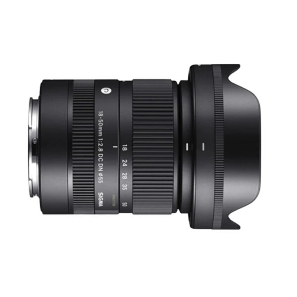 Lente Sigma 18-50 mm f/2.8 DC DN Contemporary (Sony E, APS-C). Zoom estándar luminoso con apertura f/2.8 fija, cubre 27–75 mm equivalentes. Compacto y rápido, perfecto para fotografía de viaje, retratos y vlogs con fondos desenfocados.