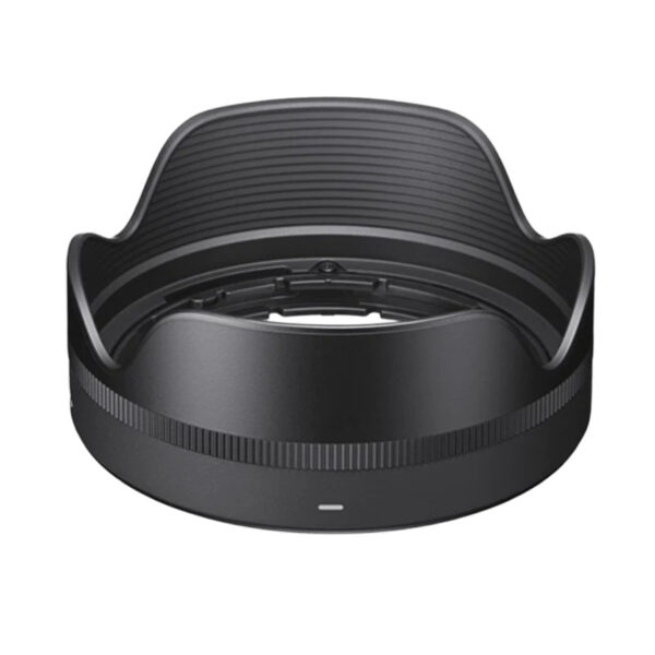 Lente Sigma 18-50 mm f/2.8 DC DN Contemporary (Sony E, APS-C). Zoom estándar luminoso con apertura f/2.8 fija, cubre 27–75 mm equivalentes. Compacto y rápido, perfecto para fotografía de viaje, retratos y vlogs con fondos desenfocados.