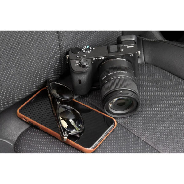 Lente Sigma 18-50 mm f/2.8 DC DN Contemporary (Sony E, APS-C). Zoom estándar luminoso con apertura f/2.8 fija, cubre 27–75 mm equivalentes. Compacto y rápido, perfecto para fotografía de viaje, retratos y vlogs con fondos desenfocados.