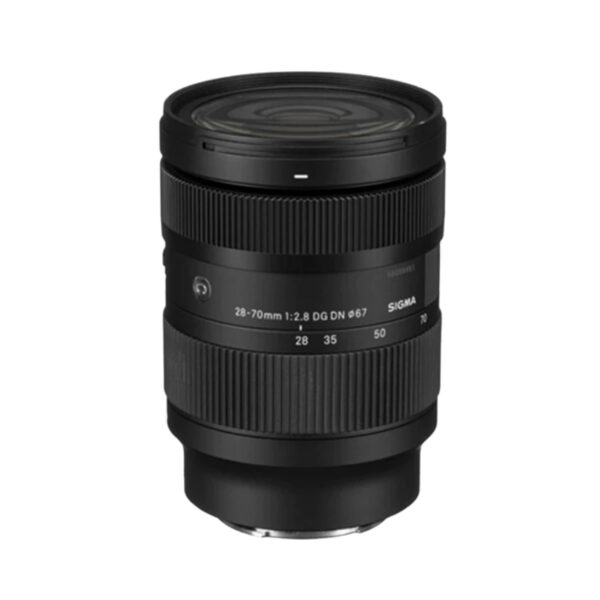Lente Sigma 28-70 mm f/2.8 DC DN Contemporary (Sony E, APS-C). Zoom estándar con apertura f/2.8 fija, equivalente a 42–105 mm. Ligero y nítido, adecuado para retratos, eventos y callejeros, brindando imágenes brillantes en interiores y exteriores.