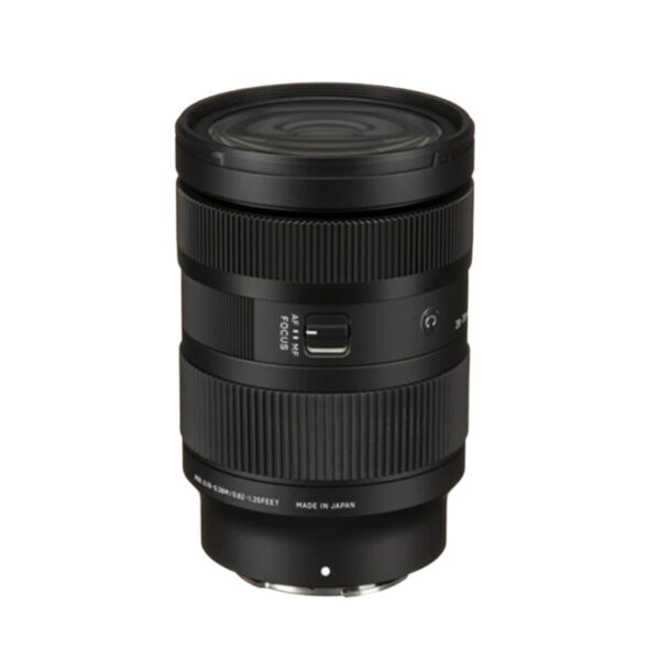 Lente Sigma 28-70 mm f/2.8 DC DN Contemporary (Sony E, APS-C). Zoom estándar con apertura f/2.8 fija, equivalente a 42–105 mm. Ligero y nítido, adecuado para retratos, eventos y callejeros, brindando imágenes brillantes en interiores y exteriores.