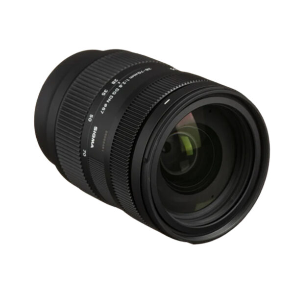 Lente Sigma 28-70 mm f/2.8 DC DN Contemporary (Sony E, APS-C). Zoom estándar con apertura f/2.8 fija, equivalente a 42–105 mm. Ligero y nítido, adecuado para retratos, eventos y callejeros, brindando imágenes brillantes en interiores y exteriores.
