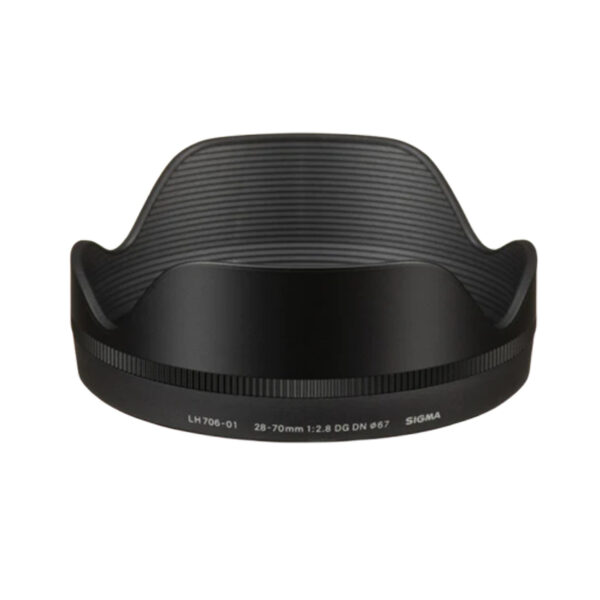 Lente Sigma 28-70 mm f/2.8 DC DN Contemporary (Sony E, APS-C). Zoom estándar con apertura f/2.8 fija, equivalente a 42–105 mm. Ligero y nítido, adecuado para retratos, eventos y callejeros, brindando imágenes brillantes en interiores y exteriores.
